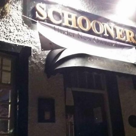 Stunning 2-Bed Apartment Above Schooners Bar นีธ ภายนอก รูปภาพ