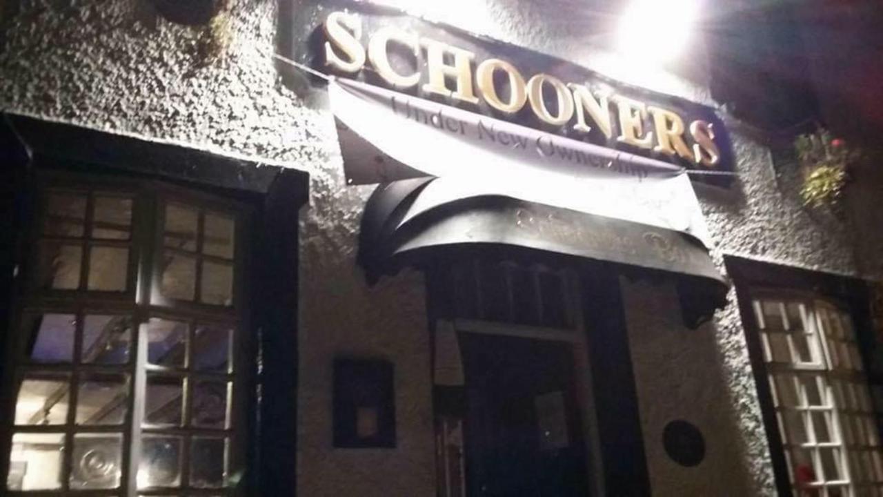 Stunning 2-Bed Apartment Above Schooners Bar นีธ ภายนอก รูปภาพ