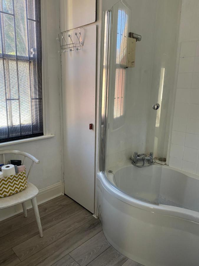 Stunning 2-Bed Apartment Above Schooners Bar นีธ ภายนอก รูปภาพ