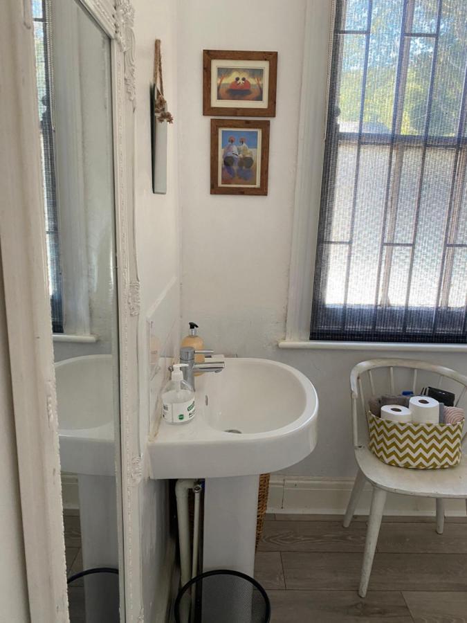 Stunning 2-Bed Apartment Above Schooners Bar นีธ ภายนอก รูปภาพ