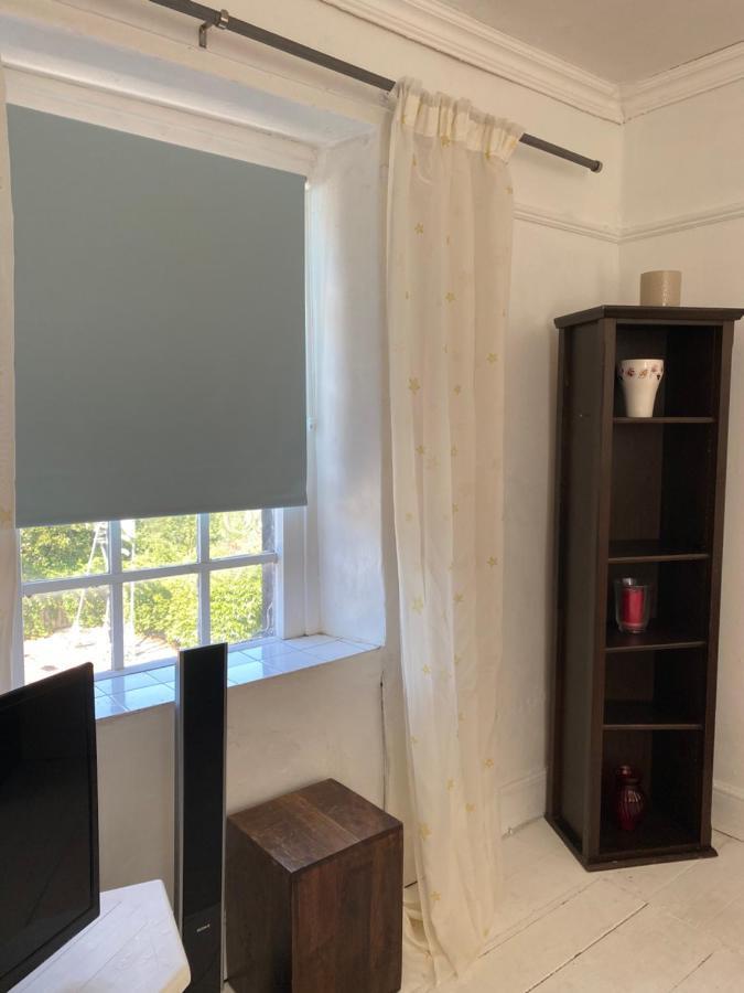 Stunning 2-Bed Apartment Above Schooners Bar นีธ ภายนอก รูปภาพ