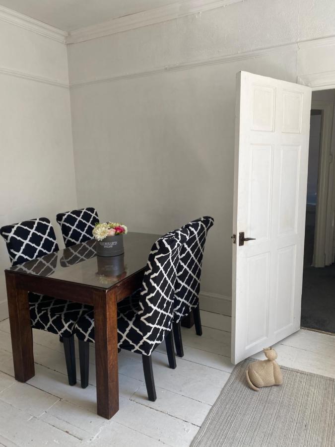 Stunning 2-Bed Apartment Above Schooners Bar นีธ ภายนอก รูปภาพ