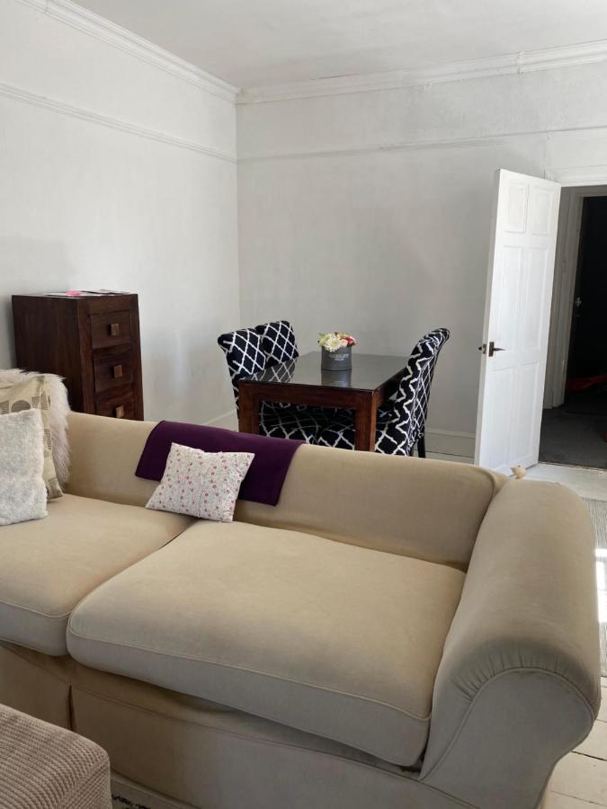 Stunning 2-Bed Apartment Above Schooners Bar นีธ ภายนอก รูปภาพ