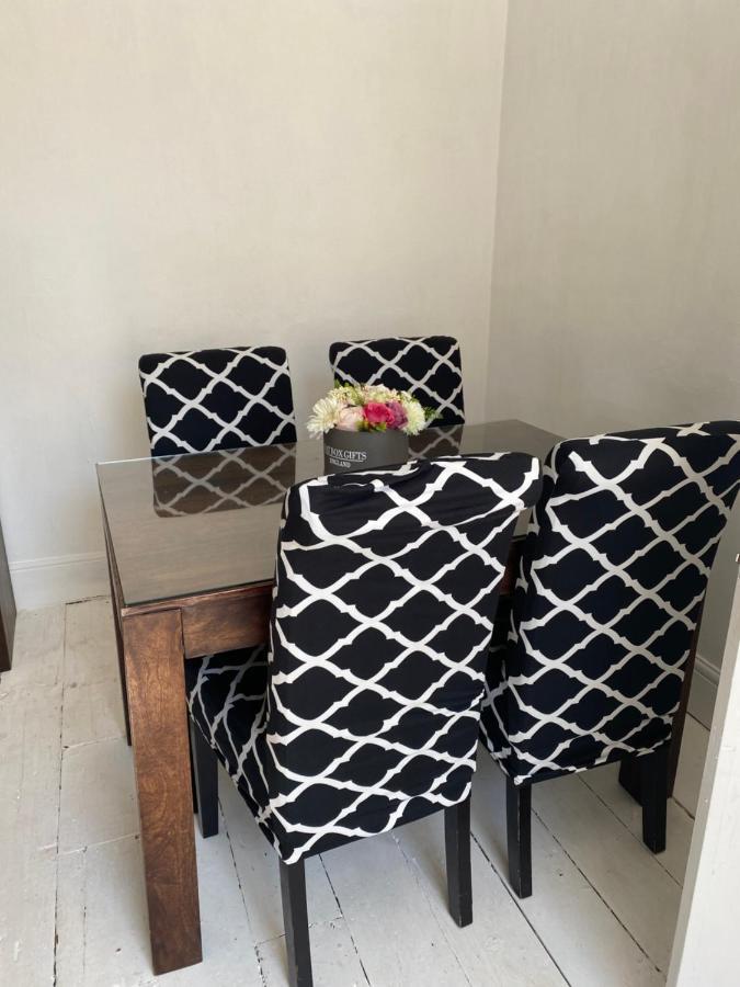 Stunning 2-Bed Apartment Above Schooners Bar นีธ ภายนอก รูปภาพ