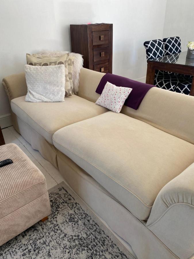 Stunning 2-Bed Apartment Above Schooners Bar นีธ ภายนอก รูปภาพ